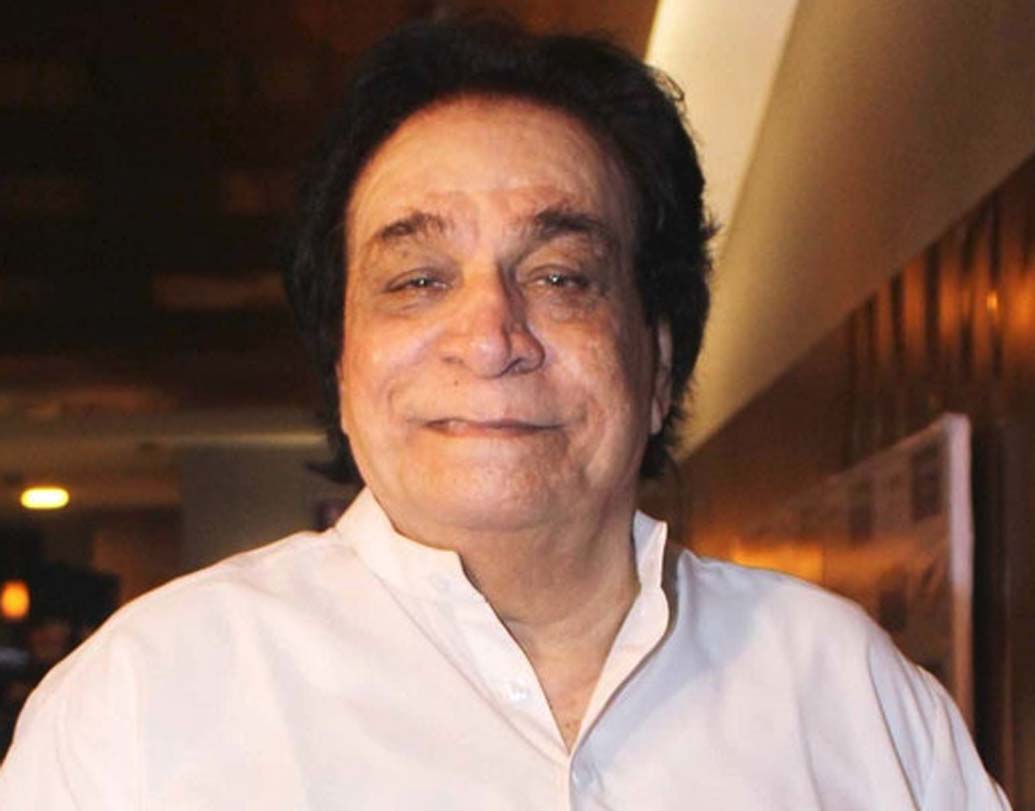 একটা সময় এমন ছিল, যখন গোবিন্দর ছবিতে কাদের খান ছাড়া আর কারও নাম মাথায় আসত না। শুধু গোবিন্দ নন, আরও বেশ কিছু ছবিতে অভিনয় করেছেন কাদের খান। তবে দীর্ঘ দিন ধরে শারীরিক অসুস্থতার জন্য লাইমলাইট থেকে এক্কেবারে দূরে রয়েছেন কাদের। শুধু অভিনয় নয়, ছবিতে ডায়লগ লেখার কাজটাও কাদের চালিয়ে যেতেন সমানতালে।