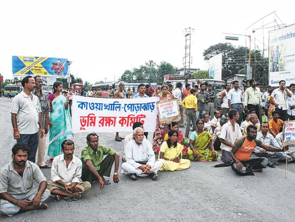 আন্দোলন: জমি ফেরত চেয়ে পথে বিক্ষোভ। ফাইল চিত্র