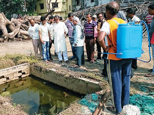 পরিদর্শন: পূর্ব নারায়ণপুরে পূর্ত দফতরের গুদামে পুর প্রতিনিধিরা। সোমবার। নিজস্ব চিত্র