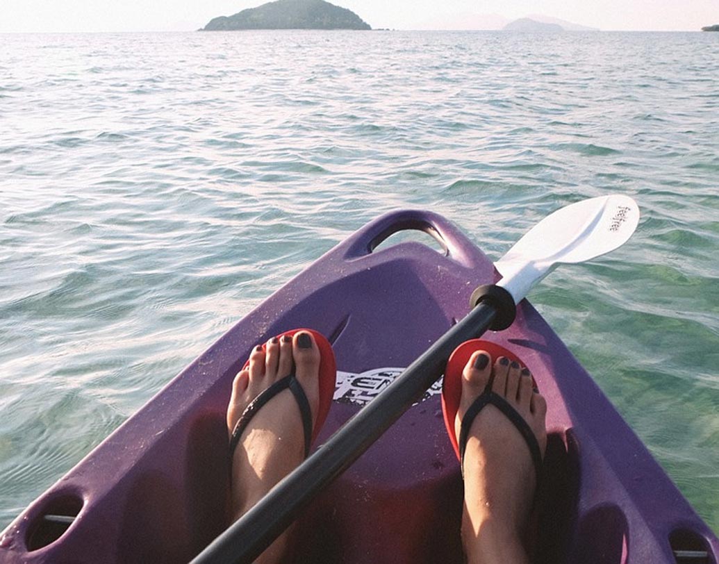 তাড়া থাকলে বা অনেক হাঁটতে হলে ফ্লিপ ফ্লপ না পরাই ভাল। ফ্লিপ ফ্লপ হাঁটার গতি যেমন কমিয়ে দেয়, তেমনই পা থেকে খুলে গিয়ে দুর্ঘটনাও ঘটতে পারে।