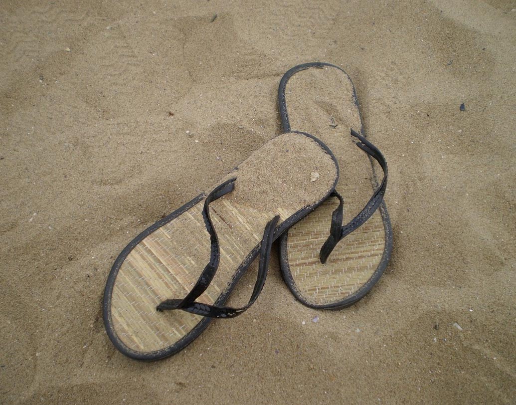 ফ্লিপ ফ্লপ পরলে পা ঢাকা থাকে না। ফলে সারা দিনের ধূলো, ময়লা পায়ে বসে সংক্রমণের ঝুঁকি থাকে। এই সমস্যাকে অ্যাথলেটিক ফুট বলা হয়ে থাকে।