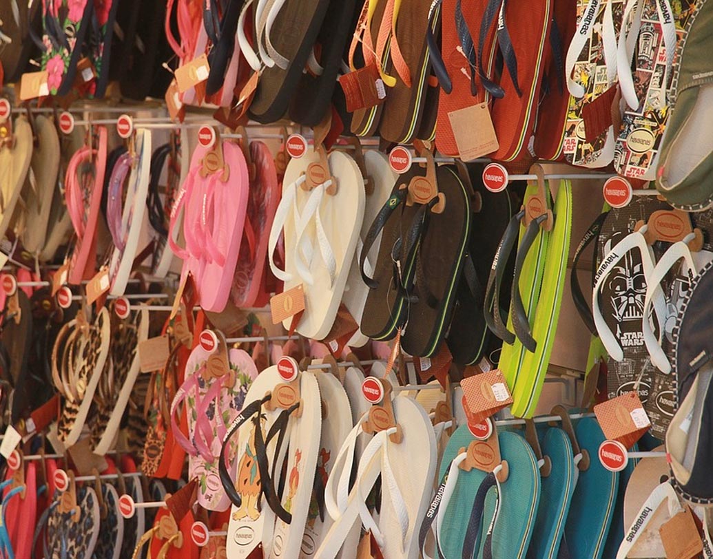 ফ্লিপ ফ্লপ খুব পাতলা হওয়ায় গোড়ালি ও মাটি বা রাস্তার মাঝে পাতলা একটি স্তর থাকে শুধু মাত্র। যার ফলে গো়ড়ালি ব্যথার মতো সমস্যা হতে পারে।