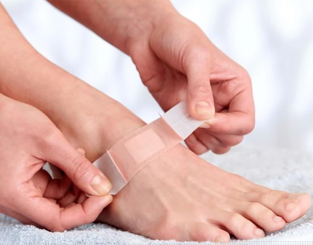 ফ্লিপ ফ্লপে পাতলা স্ট্র্যাপ পায়ের পাতা ধরে রাখে। সারা দিন এ ভাবে পাতলা স্ট্র্যাপ পায়ের পাতায় চাপ দিলে যন্ত্রণাদায়ক ফোস্কা পড়তে পারে।