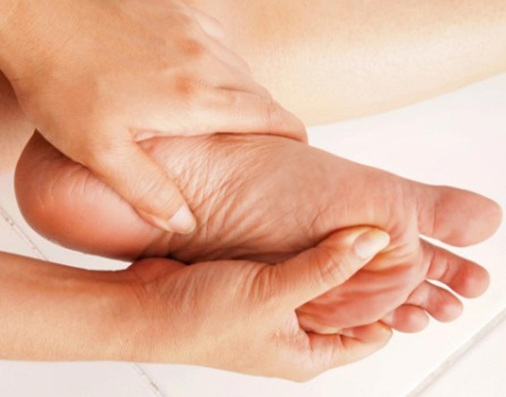 হ্যামার টো: নিয়মিত ফ্লিপ ফ্লপ পরলে পায়ের মারাত্মক ক্ষতি হয়। হ্যামার টো-এর সমস্যা হতে পারে। এই অবস্থায় পায়ের পাতার নাকল বেঁকে যায় এবং সারা জীবন সেই অবস্থাতেই থাকে।