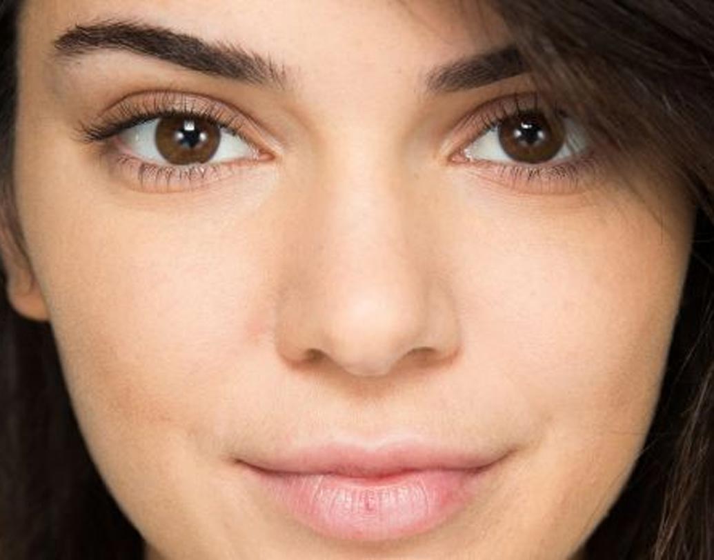 যাদের ঠোঁট রংহীন, ফ্যাকাশে হয় তারা জীবনে দেখনদারিকেই গুরুত্ব দেন। এরা মুখোশ পরা মেকি চরিত্র। কথা কম বলে, পর্যবেক্ষণ বেশি করে।