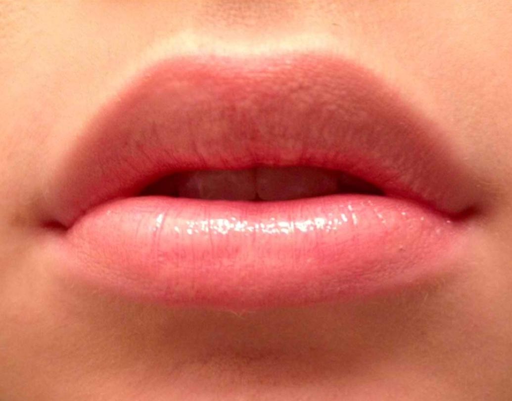 যাদের ঠোঁট মোটা তারা আবেগপ্রবণ ও মুডি স্বভাবের হন। এরা সব কিছু নিয়ন্ত্রণ করতে চান।