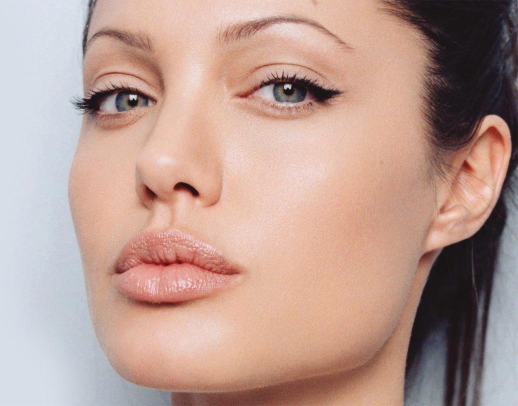 অনেকের ঠোঁট একটু মোটা, ফোলা, বাইরের দিকে বেরিয়ে আসা হয়। যাকে ইংরেজিতে হয় পাউটি লিপস। এদের মধ্যে চাপা ভয় থাকে ও এরা ভীতু হয়।