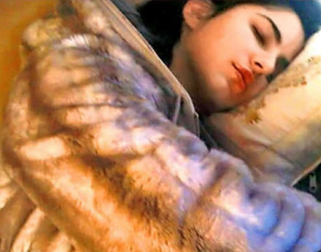 ক্যাটরিনা কইফ:
ক্লান্ত শরীরে ফারের জ্যাকেট মুড়ি দিয়ে ঘুমিয়ে পড়েছেন ক্যাট।