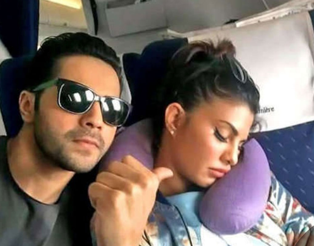 জ্যাকলিন ফার্নান্ডেজ:
তারকাদের কাছে বিশ্রাম নেওয়ার সেরা সময় ট্র্যাভেলিং। ফ্লাইটে বরুন ধবনের সঙ্গে ট্র্যাভেল করতে করতে ঘুমিয়েই পড়লেন জ্যাকলিন। আর দুষ্টু বুদ্ধি খাটালেন বরুন।