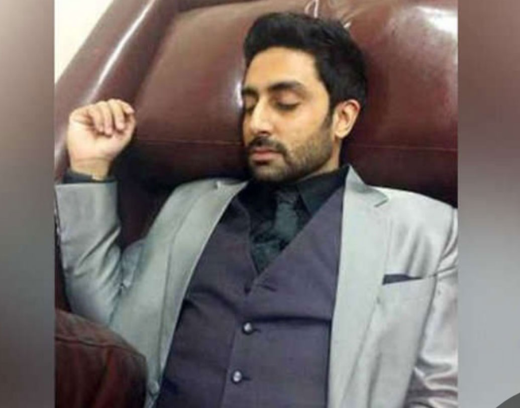 অভিষেক বচ্চন:
শুটিং শুরুর আগের পাওয়ার ন্যাপ। স্যুটেড-বুটেড হয়েও ঘুমিয়ে পড়লেন জুনিয়র বচ্চন।