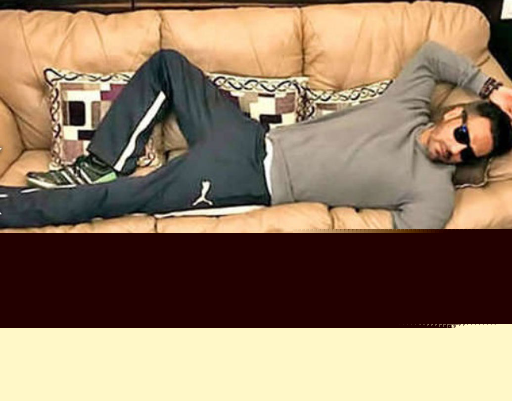 অর্জুন রামপাল:
ঘুমের সময়ও স্টাইলের দিকে নজর রাখেন অর্জুন।