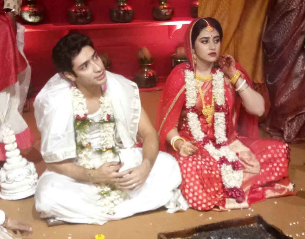 বিয়ের দিন ট্র্যাডিশনাল লাল বেনারসীতে সাজবেন আগেই জানিয়েছিলেন ঋদ্ধিমা। বিয়ের দিন তাঁকে দেখা গেল পরিকল্পিত সাজেই। সাধারণ নকশা করা লাল বেনারসী। তাতে কলকার ডিজাইন। বিয়ের এই সব ছবি টুইটারে শেয়ার করেছেন ঋদ্ধিমা।