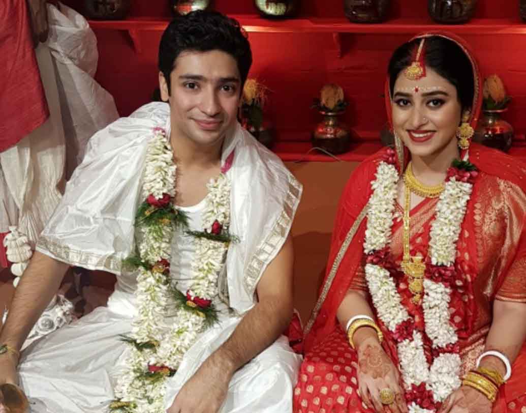 গৌরব পরেছিলেন একেবারে বাঙালি বরের সাজ। ডিজাইনার ধুতি ও পাঞ্জাবি।