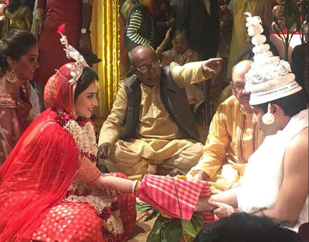 ঋদ্ধিমার মাথার ওড়না ডিজাইন করেছিলেন প্রণয় বৈদ্য। সঙ্গে ট্র্যাডিশনাল সোনার গয়নায় অসাধারণ দেখাচ্ছিল নতুন বউকে। গৌরব-ঋদ্ধিমার জীবনের এই বিগ ইভেন্টে মেকআপের দায়িত্বে ছিলেন অনিরুদ্ধ চাকলাদার।