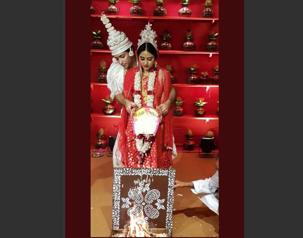 বিয়ে নিয়ে তখন হইহই। সমস্ত নিয়ম মেনে অগ্নিকে সাক্ষী করে তখন চলছে মন্ত্রপাঠ।