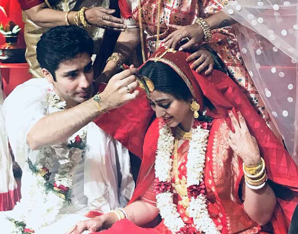 বিয়েতে হাজির ছিলেন দুই পরিবারের বন্ধু এবং আত্মীয়স্বজনেরা। চলছে সিঁদুরদানের পর্ব।