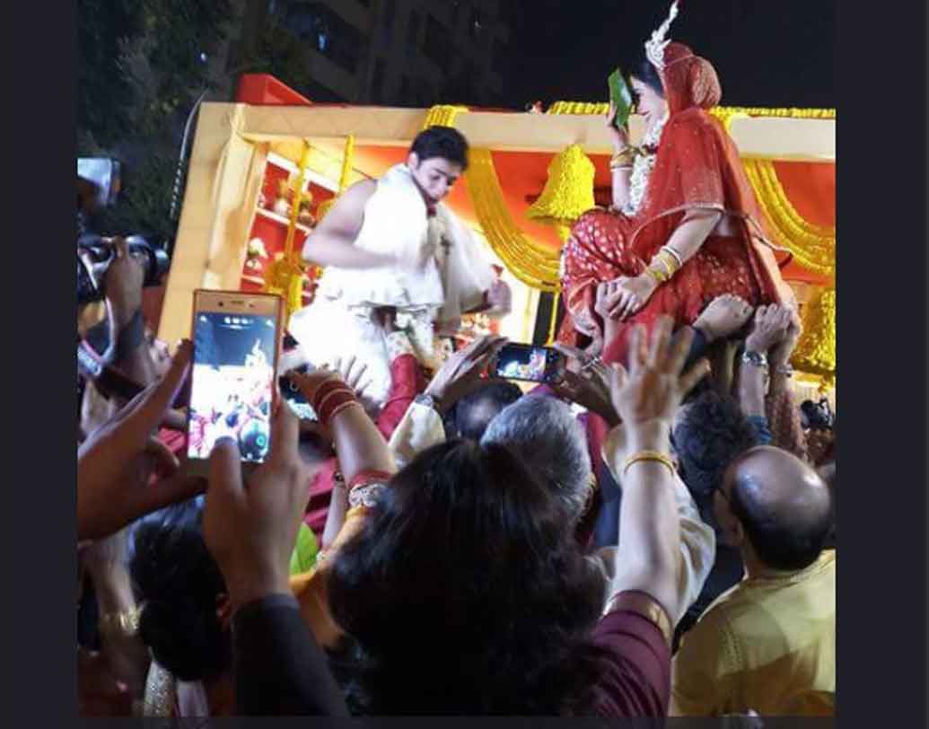 শুভদৃষ্টির সময় বন্ধুদের খুনসুটি। এক বার গৌরব, এক বার ঋদ্ধিমা। কাকে কতটা উপরে তুলে ধরা যায় সে নিয়ে তখন জমজমাট আসর।