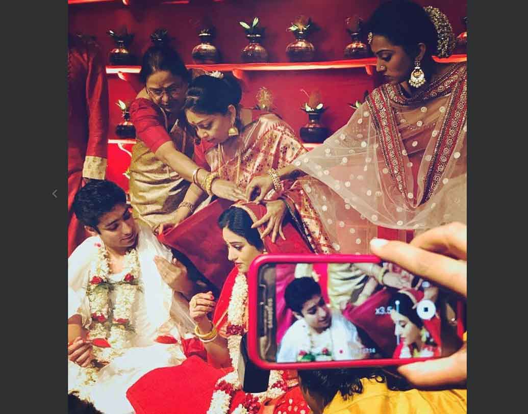 বিয়ের পর্ব মিটল। এ বার পালা রিসেপশনের। শুভেচ্ছা নবদম্পতি!