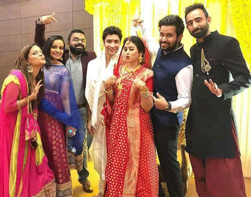 বিয়ের আগে ব্যাচেলর্স ট্রিপের সময়ই বাসররাতের প্ল্যান হয়ে গিয়েছিল। পরিকল্পনামাফিক হয়েছেও তাই। রাতে জমিয়ে আড্ডা হয়েছে বন্ধুদের।