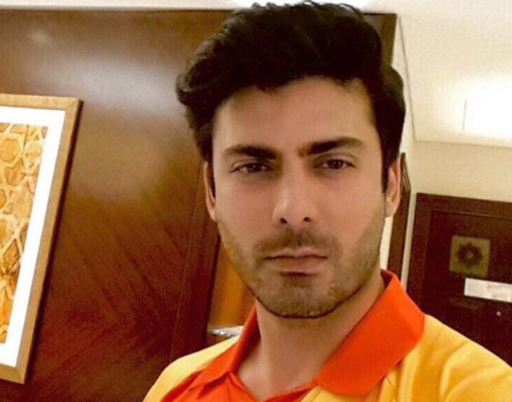 ফাওয়াদকে ক্লিন শেভড এবং বেয়ার্ড— দু’ধরনের লুকেই আমরা দেখেছি। কিন্তু ফাওয়াদ নিজে তাঁর কোন লুকটা পছন্দ করেন জানেন? স্ত্রী ও ছেলের পছন্দ ক্লিন শেভড, কিন্তু ফাওয়াদের পছন্দ হাল্কা দাড়ি।