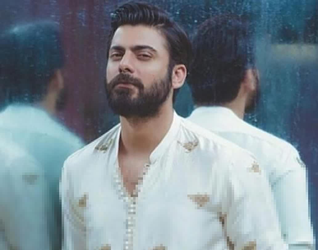 পায়জামা ও কুর্তা পরতে সবচেয়ে পছন্দ ফাওয়াদের। অসম্ভব শপাহলিক। জুতোর কালেকশন করা তাঁর অন্যতম প্রিয় শখ।