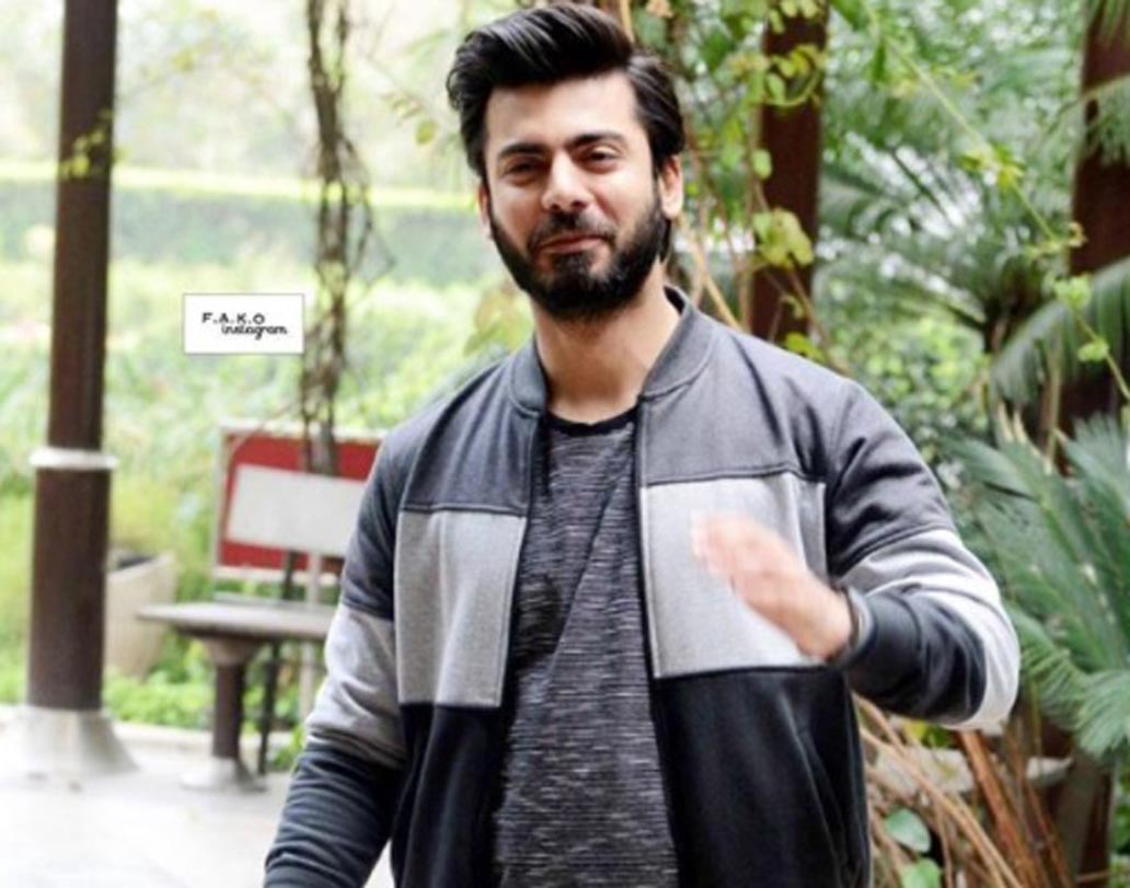 এমন সুন্দর দেখতে পুরুষ সত্যিই খুব কম চোখে পড়ে। পাকিস্তানি এই অভিনেতার ফ্যান কিন্তু সীমান্তের এ পারেও প্রচুর। চেহারা ঠিক রাখতে ডায়েটিং তো আছেই, জিম সেশন-এও অনেকটা সময় ব্যয় করেন অভিনেতা।