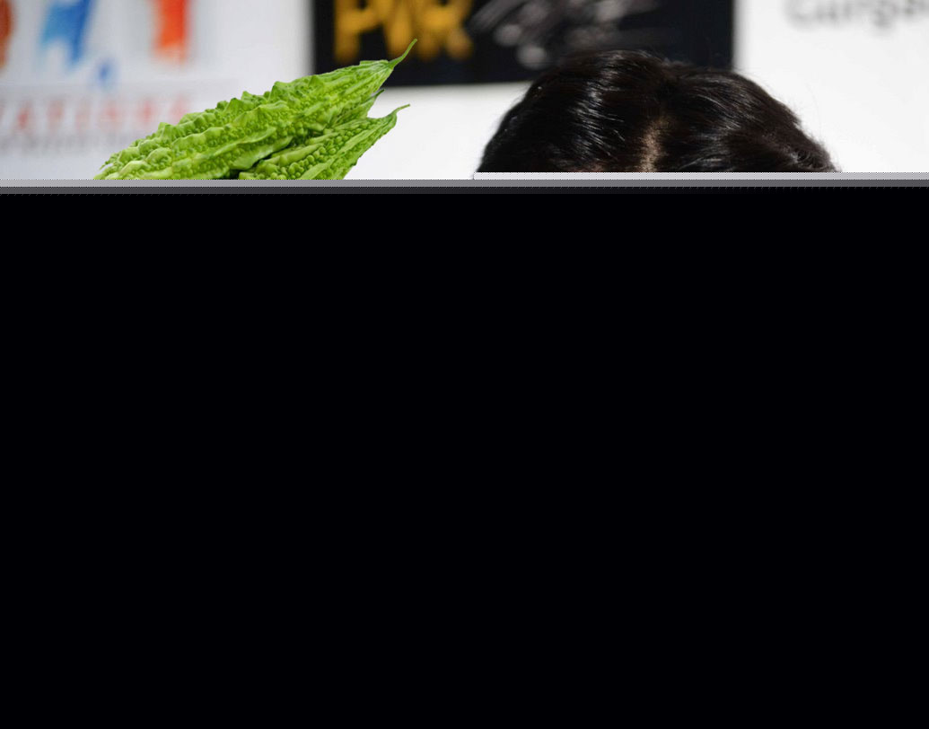 জানেন কী খেতে ভালবাসেন তিনি? না, চাইনিজ বা পাকিস্তানি দেশি খাবার নয়। সবচেয়ে পছন্দ করলা। হ্যাঁ, ঠিকই পড়েছেন। আসলে ১৭ বছর বয়সে টাইপ ওয়ান ডায়াবিটিস ধরা পড়ে ফাওয়াদের। তাঁর কথায়, অতিরিক্ত ধূমপানের কারণেই এই রোগ থাবা বসায় তাঁর শরীরে। তার পর থেকে রোজই তাঁর মেনুতে থাকে করলা দিয়ে রান্না করা দু-তিন ধরনের তরকারি। আর খেতে খেতে, এটাই এখন তাঁর সবচেয়ে প্রিয় খাবার হয়ে উঠেছে।