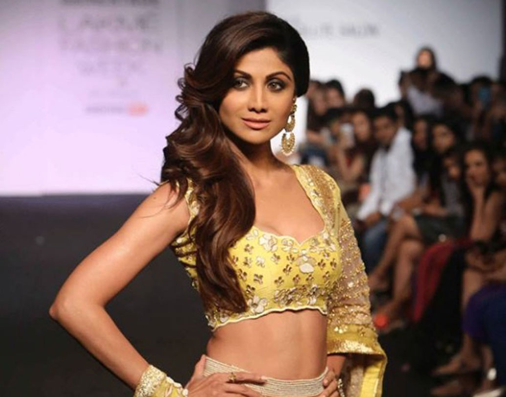 শিল্পা শেট্টি:
অভিনয় জগত থেকে সরে আসার পর ব্যবসার কাজটা বেশ মন দিয়েই করেন শিল্পা। আইপিএল-এ রাজস্থান রয়্যালস-এর মালকিন ছিলেন শিল্পা। বর্তমানে নিজের ফিল্ম প্রডাকশন কোম্পানিও খুলেছেন তিনি। ‘ইওসিস’ নামের স্পা এবং স্যালোঁ-র একটি চেন চালান নায়িকা। ২০১৫ সালে নিজের যোগের ডিভিডিও বাজারে এনেছিলেন তিনি।