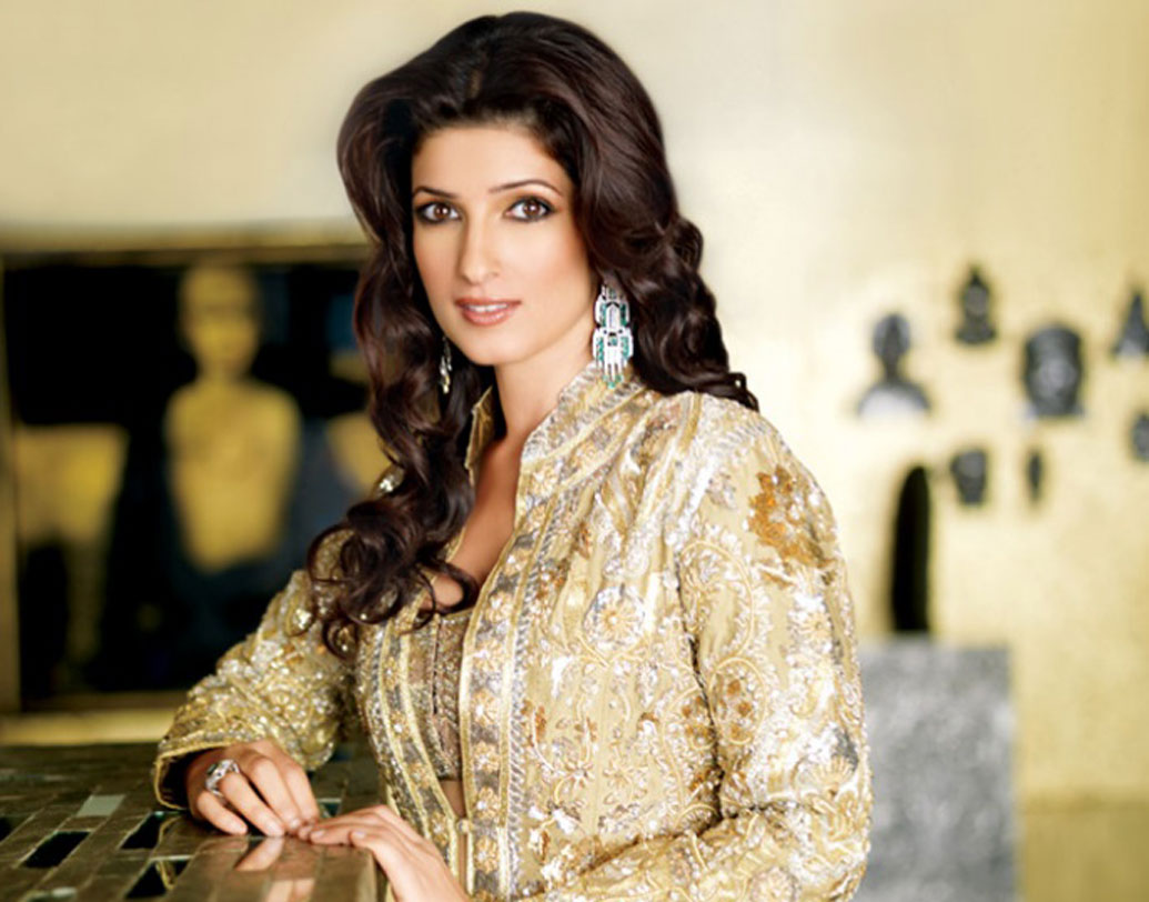 টুইঙ্কল খন্না:
পর্দায় তেমন সুবিধা করতে পারেননি টুইঙ্কল। ফিল্মি কেরিয়ার শেষ হওয়ার পরেই মন দিয়েছিলেন ব্যবসার কাজে। মা ডিম্পল কাপাডিয়ার সঙ্গে দামি সুগন্ধী মোমবাতির ব্যবসা করেন তিনি। পাশাপাশি ‘দ্য হোয়াইট উইন্ডো’ নামে নিজের ইন্টেরিয়রের ব্যবসাও চালান তিনি। এখন তো ইন্টেরিয়র ডিজাইনার আর ব্যবসায়ী ছাড়াও আরও একটি পরিচয় রয়েছে টুইঙ্কলের। তিনি একজন শক্তিশালী কলামনিস্টও। ‘মিসেস ফানিবোনস’ নামে দেশের জনপ্রিয় একটি সংবাদপত্রে নিয়মিত কলাম লেখেন অক্ষয় কুমার ঘরণী। তাঁর লেখা বইও রয়েছে বাজারে। ছবি প্রযোজনা সংস্থাও খুলেছেন টুইঙ্কল।