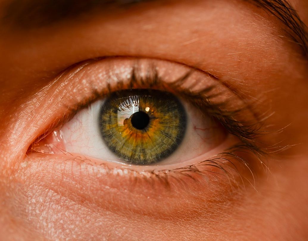 চোখের দৃষ্টি ঝাপসা হয়ে আসা, অতিরিক্ত আলোয় কষ্ট হওয়ার মতো শারীরিক সমস্যাও হতে পারে।