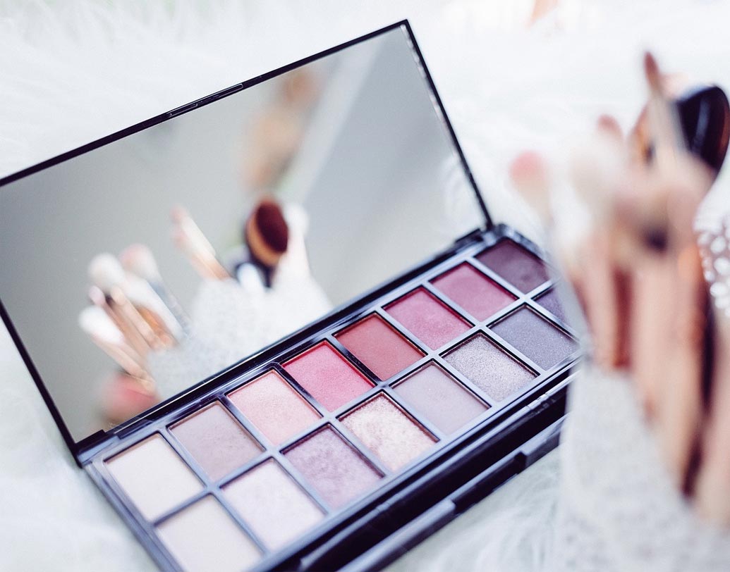 আইশ্যাডোর ধরন: ক্রিম, পাউডার ও প্রেসড। আইশ্যাডো এই তিন ধরনের হয়। কোন ধরনের আপনি চান সেই অনুযায়ী বেছে নিন।