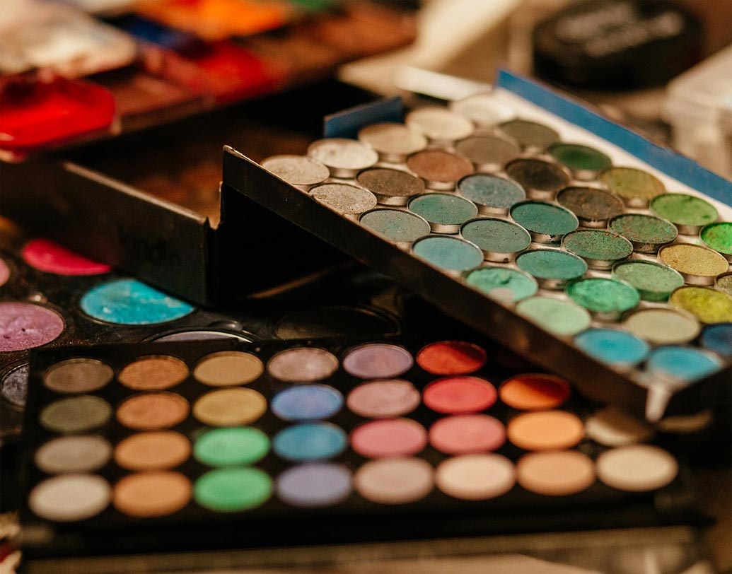 কালার গ্রেডেশন: যেমন লুক চান সেই অনুযায়ী চোখের যে কোনও অংশে যে কোনও রং লাগাতে পারেন। তবে শেড বাছার কিছু নিয়ম রয়েছে। সবচেয়ে হালকা শেড দিয়ে ভ্রু-র হাড় হাইলাইট করুন। মাঝারি রং থাকায় চোখের পাতায়। সবচেয়ে গাঢ় রং লাগান আউটার কর্নারে।