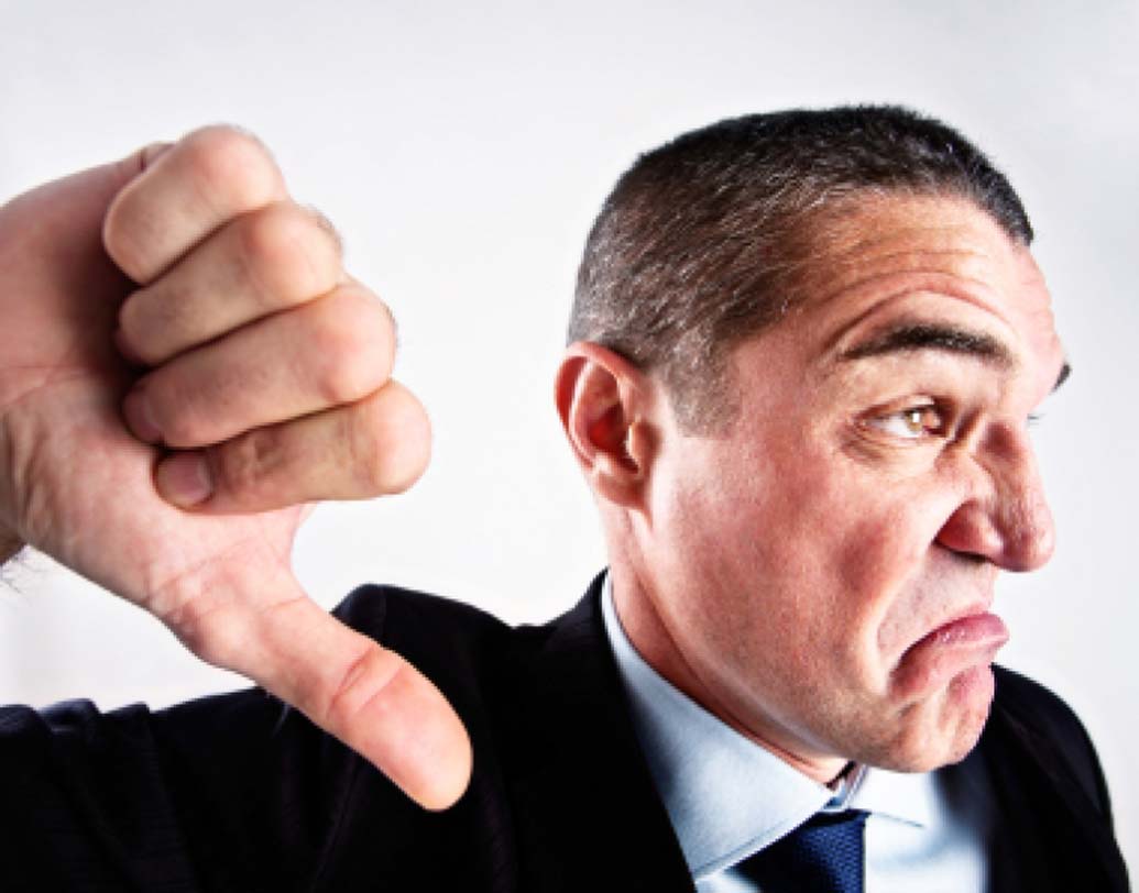 সমালোচক এবং বিচারক মানসিকতার মানুষজনের সঙ্গ এড়িয়ে চলুন। এমন কিছু মানুষ আছে যারা সবসময় একপেশে বিচারবুদ্ধি নিয়ে চলে। নিজের মানসিকতাকেই জাহির করার চেষ্টা করে। সমালোচনা ভাল তখনই যখন সেটা যুক্তিগ্রাহ্য। কিন্তু এরা সব কাজেই অনাবশ্যক খুঁত ধরে বেড়ায়—সেটা ভাল হোক বা মন্দ। এই ধরনের মানুষের সঙ্গ জীবনে নেতিবাচক প্রভাব ফেলে।