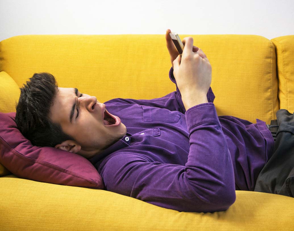 অলস প্রকৃতির মানুষদের কাছে ঘেঁষতে দেবেন না। এই ধরনের মানুষ কখনওই কোনও কাজে উৎসাহ দেখান না। যার প্রভাব চারপাশের মানুষজনের উপরেও পড়ে। এই সঙ্গে পড়লে কিছুদিন পর দেখবেন আপনিও কোনও কাজে উৎসাহ পাচ্ছেন না। জীবনে অবসাদ নেমে আসছে।