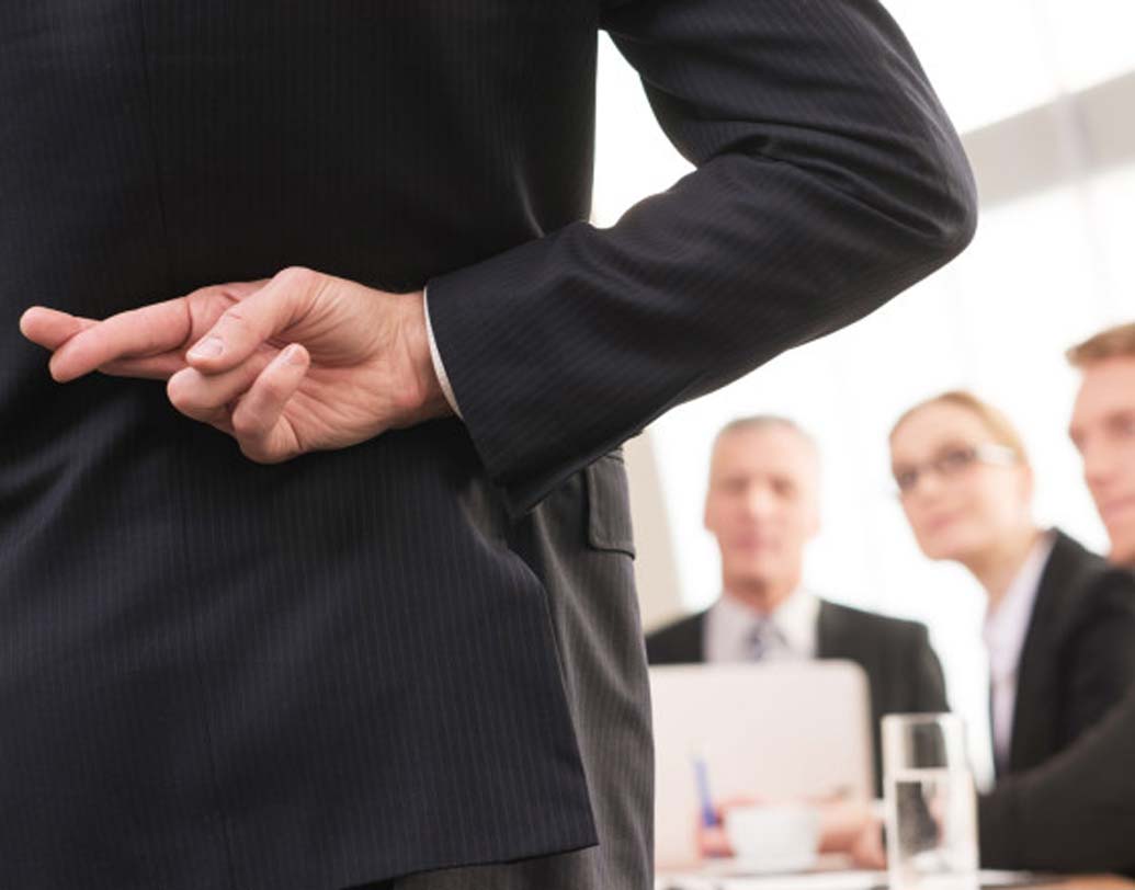 আপনি কি মিথ্যা কথা বলেন? সময় এবং পরিস্থিতির বিচারে বলেছেন নিশ্চয়ই। জানেন তো, এমন কিছু মানুষ আছে যারা সবসময় মিথ্যার আশ্রয় নেয়? এই ধরনের মানুষকে উপেক্ষা করুন। আপনার মনকে যে কোনও কারণে বিষিয়ে দিতে এদের জুড়ি মেলা ভার।