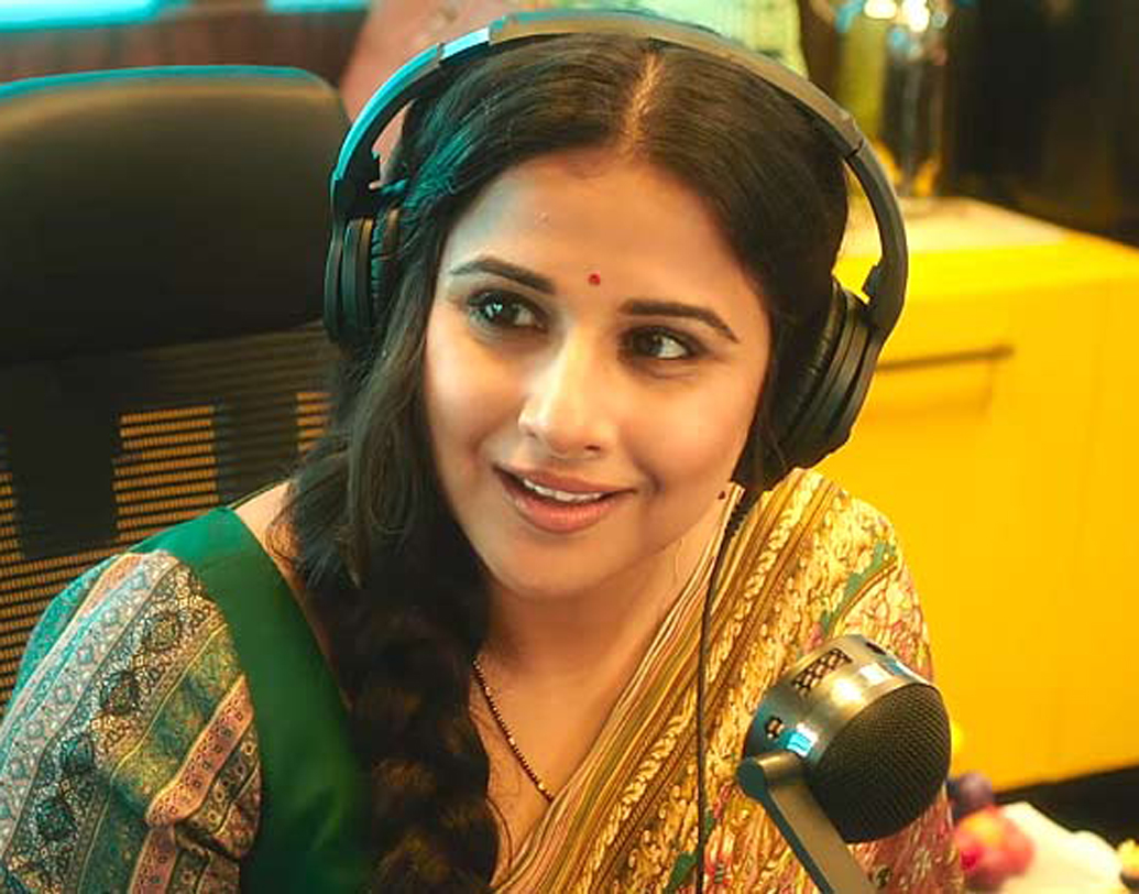 তুমহারি সুলু:পর্দায় ফিরছেন বিদ্যা বালন। এ বার সুলু বৌদির রূপে। ছবির নাম ‘তুমহারি সুলু’। এ বার তিনি রেডিও জকি (আরজে)। তবে একেবারে অন্য মেজাজে। ছবিতে রেডিও স্টেশনের প্রধানের ভূমিকায় অভিনয় করছেন নেহা ধুপিয়া। বিদ্যা বালনকে নাইট রেডিও জকি হিসেবে নিয়োগ করেন তিনি। বিদ্যার অস্ত্র তাঁর সেক্সি কণ্ঠস্বর। ছবির মুক্তি ১৭ নভেম্বর।