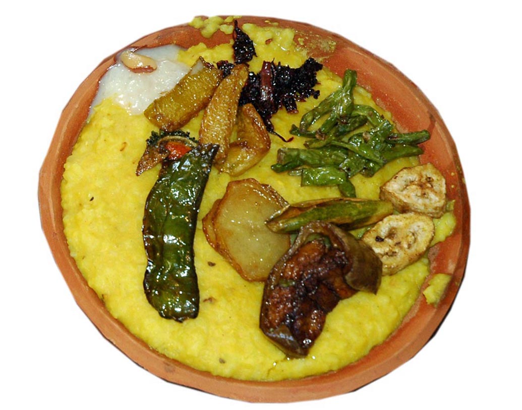 খিচুড়ি যেমন রোগীর পথ্য হিসাবে জনপ্রিয়, তেমনই এই খাবার সমান উপভোগ্যও। পেটের সমস্যা, থাইরয়েড, জ্বর, ডায়াবেটিস যে কোনও শারীরিক সমস্যায়, যে কোনও বয়সে খাওয়া যায় খিচুড়ি। এই খাবার এতটাই সহজপাচ্য ও পুষ্টিকর। গরীবের পেট যেমন ভরে, তেমনই উত্সবে ভোগ হিসাবেও খিচুড়ি অনবদ্য।