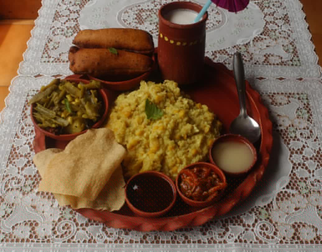 খিচুড়ির সঙ্গে কখনও খাওয়া হয় বেগুনি, মাছ ভাজা, পাঁপড়। কোথাও বা আচার, দই। সঙ্গে সুগন্ধী ফোড়ন আর ঘি তো রয়েছেই। তাই যেই প্রদেশেই খাওয়া হোক না কেন, খিচুড়ি এক সম্পূর্ণ সুষম খাবার।