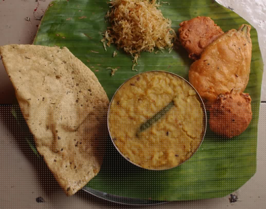 খিচুড়িকে ডায়টিশিয়ানরা ভবিষ্যতের খাবার বলে থাকেন। এই মুহূর্তে বিশ্বের অন্যতম সমস্যা একদিকে অপুষ্টি, অন্য দিকে ওবেসিটি। আর নিউট্রিশনিস্টরা দুই সমস্যারই সমাধান পেয়েছেন উদ্ভিজ্জ প্রোটিনে। যার মধ্যে অন্যতম ডাল, দানা শস্য ও সব্জি। এই সব কিছুর মিশেলে পুষ্টিকর খিচুড়িকেই তারা মনে করছেন আদর্শ খাবার।