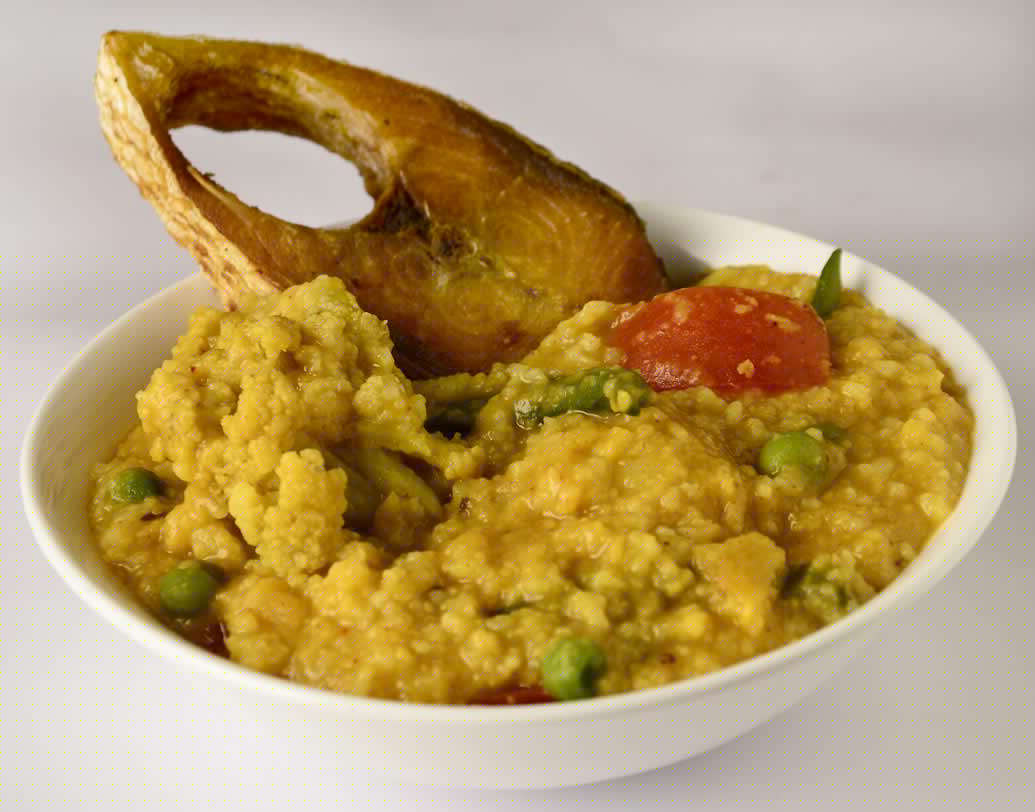 খিচুড়ি এমনই এক খাবার যা বানানো সবচেয়ে সহজ। আর তাই ভারতের সব প্রান্তেই খাওয়া হয় খিচুড়ি। কখনও বদলে যায় ডাল, কখনও বদলে যায় ফোড়ন, কখনও বা সঙ্গের অনুপান। সব খিচুড়িই সমান উপাদেয় ও উপকারি। খিচুড়ির মতো এত সহজ অথচ এত বৈচিত্রময় খাবার আর নেই।