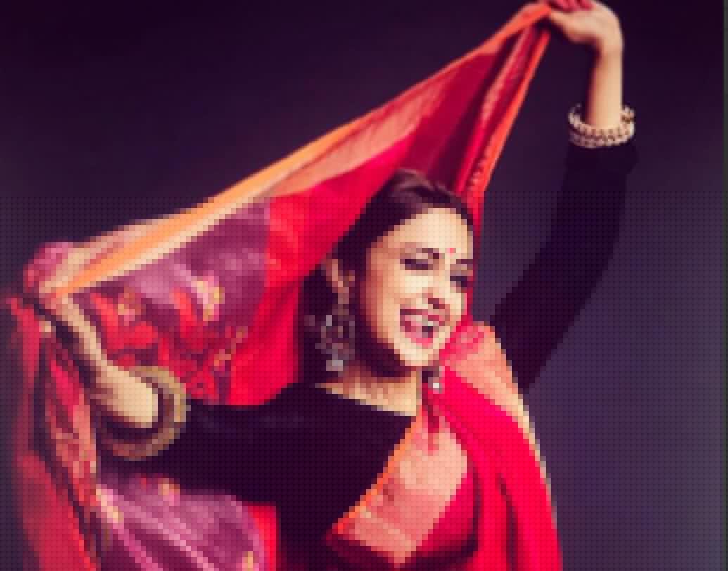 ‘রেস’ ছবিতে ‘জারা জারা টাচ মি’ গানের পরেই আর ফিরে তাকাতে হয়নি মোনালিকে। রেডিওতে ওই গানটি ‘মোস্ট প্লেড সং’-এর তকমা পায়। বেস্ট ফিমেল সিঙ্গারের জন্য ‘আইফা’ এবং ‘অপ্সরা’ অ্যাওয়ার্ড ঝুলিতে পুরেছেন মোনালি।