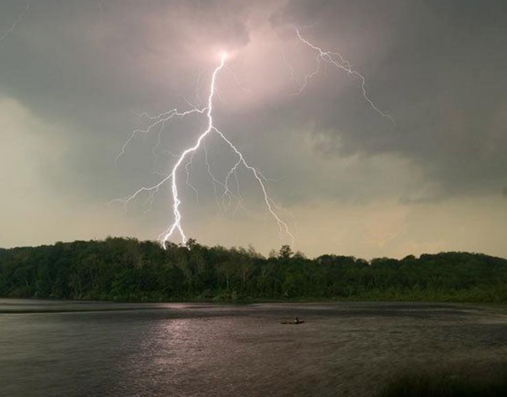 বজ্রপাতের ফলে কোনও ব্যক্তির মৃত্যু হলে তাঁর পরিবার সরকারি ক্ষতিপূরণের টাকা পেতে পারেন। ক্ষতিপূরণ বাবদ প্রায় ১ লক্ষ টাকা পেতে পারেন মৃতের পরিবার। এর সঙ্গে কোনও কোনও রাজ্য সরকার আলাদা ভাবে ক্ষতিপূরণ দিয়ে থাকে।