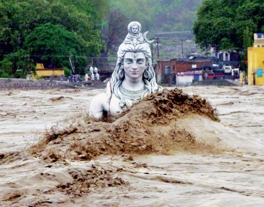 খরা বা বন্যায় কোনও ব্যক্তির মৃত্যু হলে তাঁর পরিবার সরকারি ক্ষতিপূরণের টাকা পেতে পারেন। এ ক্ষেত্রে ক্ষতিপূরণ বাবদ প্রায় ১ লক্ষ টাকা পেতে পারেন মৃতের পরিবার। কোনও কোনও রাজ্য সরকার এর সঙ্গেই আলাদা ভাবে ক্ষতিপূরণ দিয়ে থাকে।