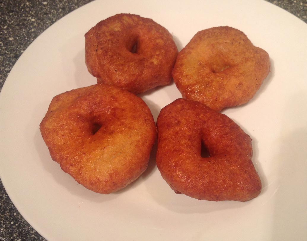 ভল্লা বড়াই: এই বড়াকে বলা যেতে পারে ভারতীয় ডোনাট। অন্ধ্র্রপ্রেদেশ চালের গুঁড়ো ও গুড় দিয়ে তৈরি করা হয় এই মিষ্টি স্ন্যাকস।