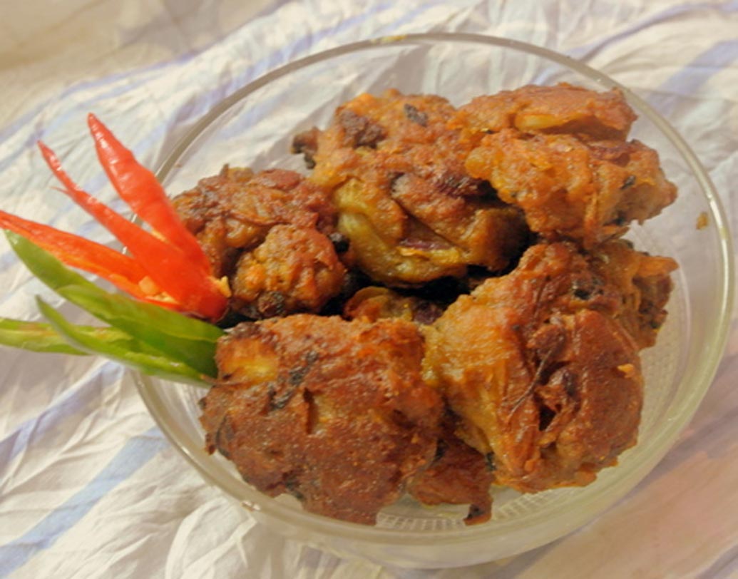 মাছের তেলের বড়া: বাঙালিরা মাছ ছাড়া ভাবতেই পারে না। রুই বা কাতলার মতো বড় মাছের তেল, পেঁয়াজ, আদা, কাঁচা লঙ্কা দিয়ে তৈরি মাছের তেলের বড়া যে কোনও বাঙালি অনুষ্ঠানের সুস্বাদু পদ।