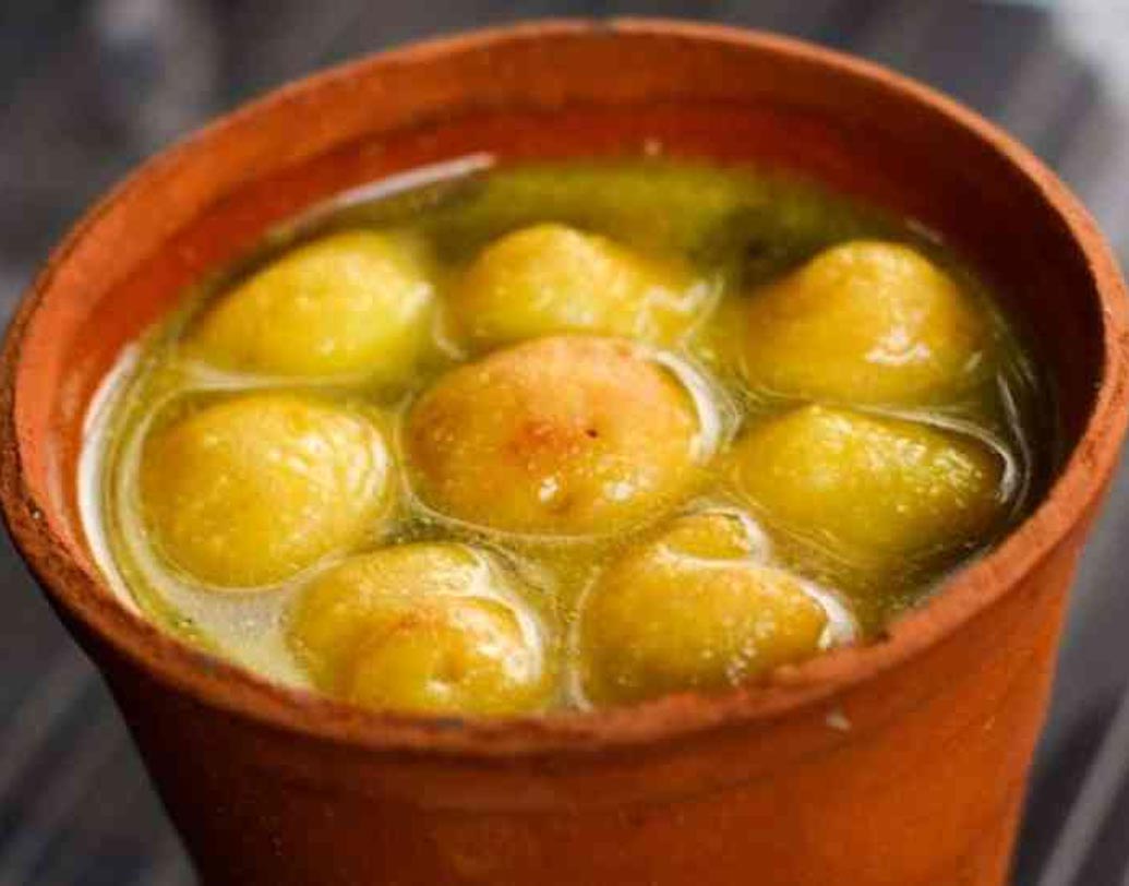 কাঞ্জি বড়া: গুজরাতের অন্যতম জনপ্রিয় খাবার কাঞ্জি বড়া। এই বড়া ঠিক স্ন্যাকস নয়। মুগ ডালের বড়া ভেজে তেঁতুল জল বা রাই কা পানি ডুবিয়ে রেখে তৈরি হয় এই পদ।