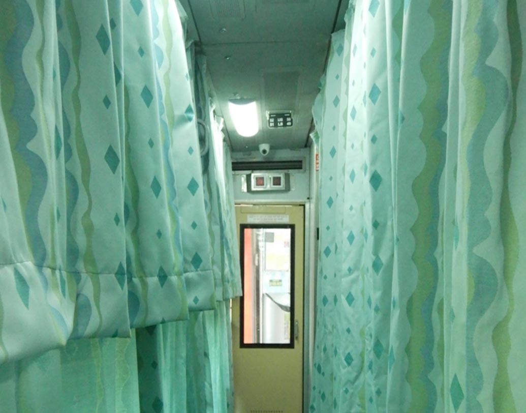 কামরাগুলিতে নতুন পর্দা লাগানো হয়েছে, যার উপাদান দাহ্য নয়। আগুন লাগলে যাতে ছড়িয়ে না পড়ে, তার জন্যই এই ব্যবস্থা।