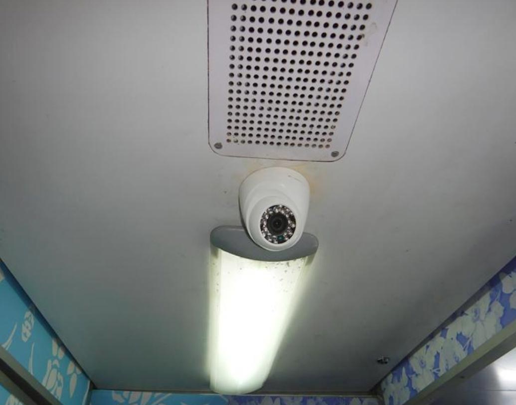 ট্রেনের কামরায় চুরি বা অন্য কোনও অপরাধমূলক কাজ যাতে না হয়, তার জন্য কামরায় লাগানো হয়েছে সিসিটিভি। অন্তত ১৫ দিনের পুরনো ডেটা পাওয়া যাবে এই ক্যামেরাগুলির মেমরি থেকে।