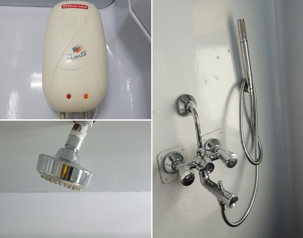 দুর্গন্ধ কমানোর জন্য বিশেষ মেশিন লাগানো হয়েছে বাথরুমে। স্নান করার জন্য গরম ও ঠাণ্ডা জল পাওয়া যাবে সেখানে।