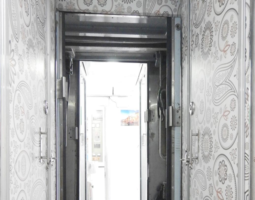 এই ভোল বদলের জন্য ট্রেন পিছু বরাদ্দ করা হয়েছে ৫০ লক্ষ টাকা করে।